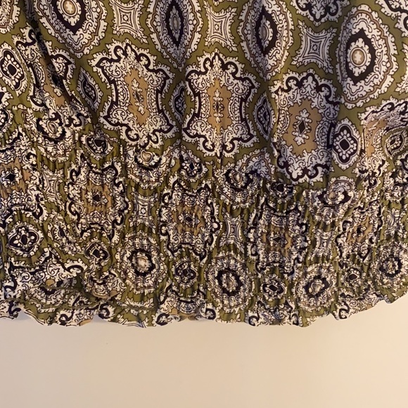 Michael Kors blouse. Excellent condition. Unique sleeves. - Picture 3 of 5